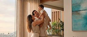 Familia viviendo en un departamento de lujo gracias a la rentabilidad de su fondo vida garantizado.
