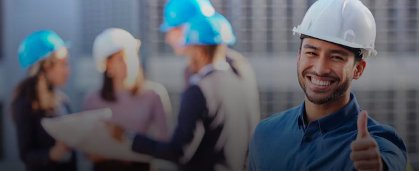 Personal de construcción trabajando alegremente al tener el proyecto protegido por Protege 365