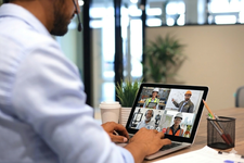 Sesión virtual con especialista en riesgos laborales desde computadora