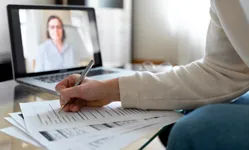 Capacitación virtual en seguridad y salud en el trabajo desde laptop