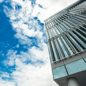 Imagen de edificio que ilustra los beneficios que trae Protege 365 para grandes empresas