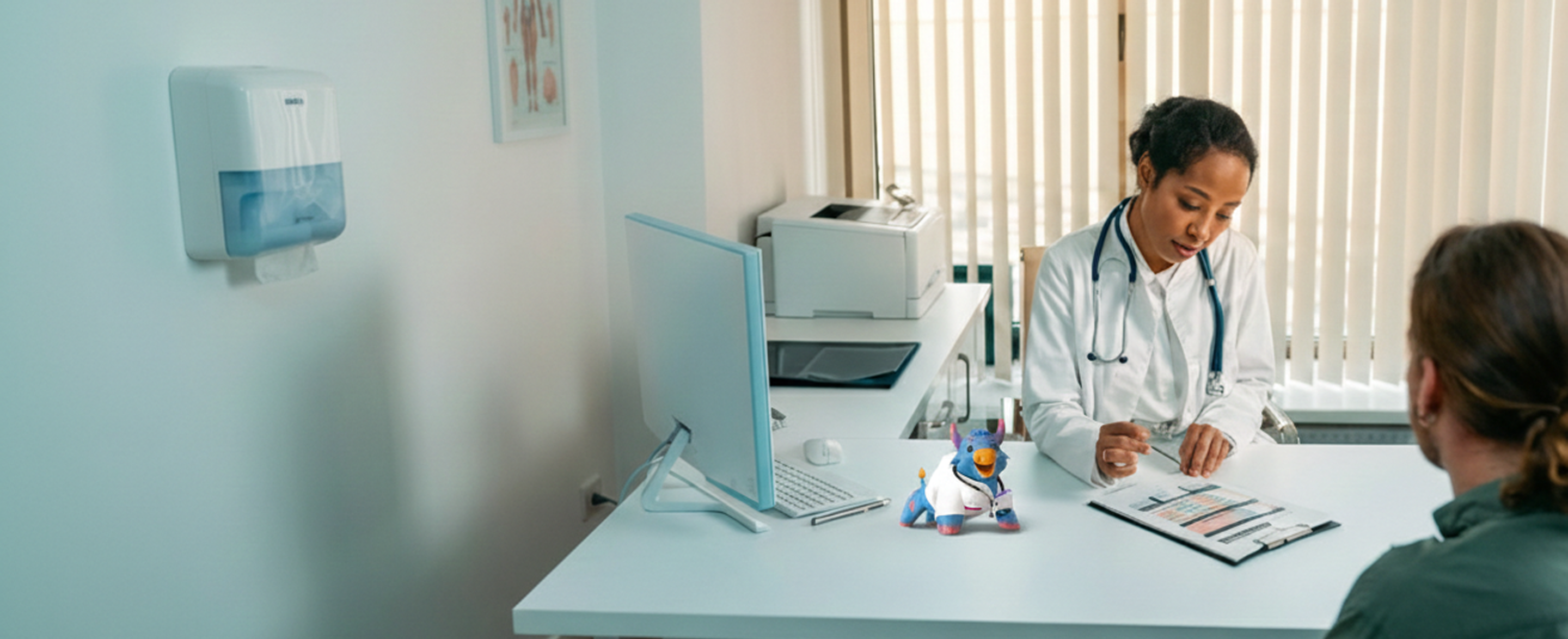 Médico atendiendo a un paciente, simbolizando la cobertura de un seguro de salud