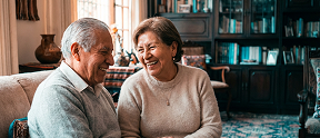 Pareja mayor de edad sonriendo al haber invertido sus ahorros en un seguro de rentas vitalicias.