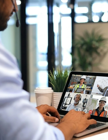 Sesión virtual con especialista en riesgos laborales desde computadora