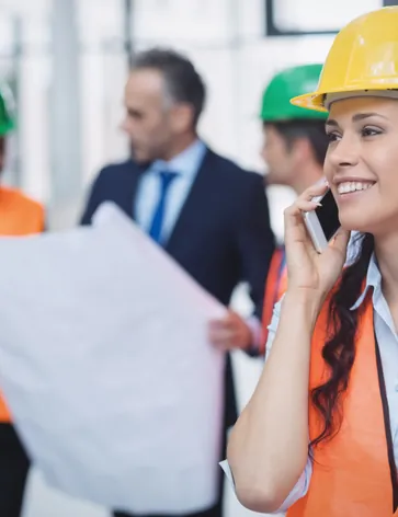 Soporte experto en seguridad laboral con equipo técnico en operación