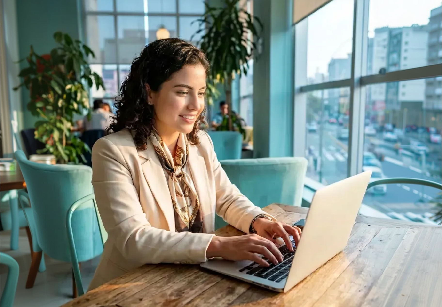Persona gestionando su inversión en el seguro de vida Inversión Base desde su laptop