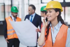 Soporte experto en seguridad laboral con equipo técnico en operación
