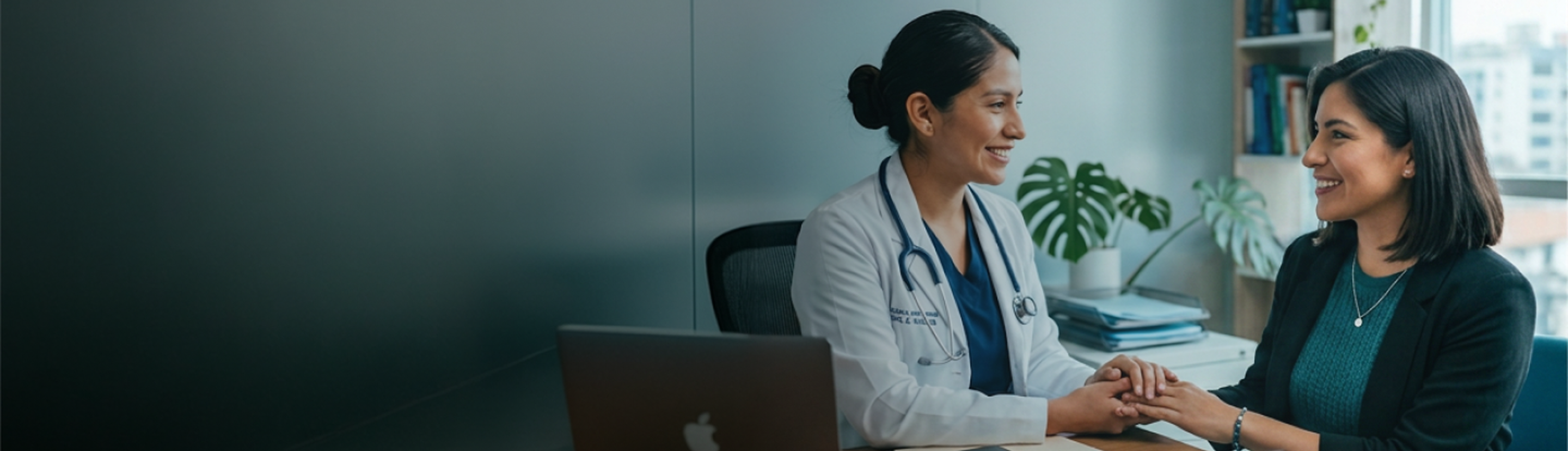 Mujer siendo atendida por su doctora gracias a las coberturas de su seguro de salud