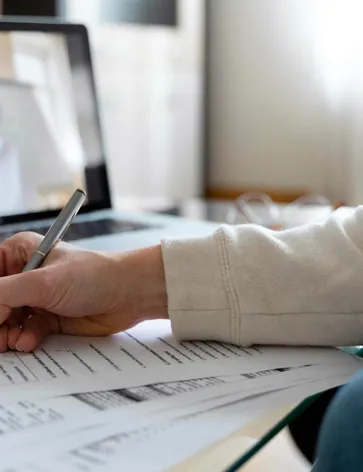 Capacitación virtual en seguridad y salud en el trabajo desde laptop