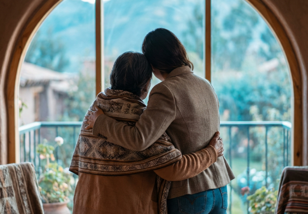 Imagen de madre e hija abrazándose para señalar el acompañamiento que otorga un seguro de sepelio