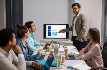 Formación en seguridad y salud en el trabajo con equipo en sala