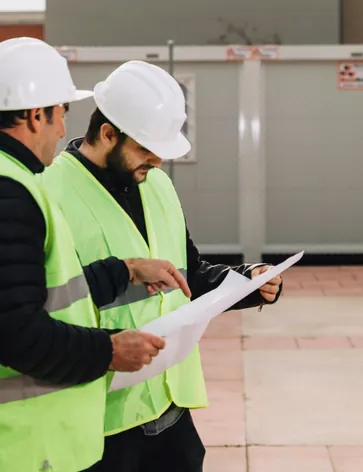 Análisis de peligros y riesgos con documentos en entorno industrial