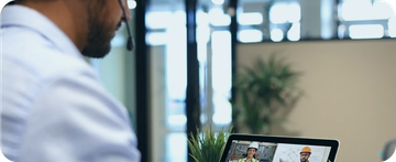 Videollamada en laptop con asesor en prevención de riesgos para empresas