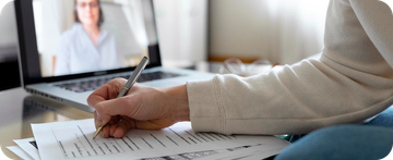 Empresario tomando notas en curso online de prevención de riesgos laborales