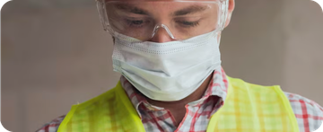 Trabajador con EPP en control de riesgos y prevención de accidentes