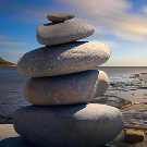 Torre de piedras apiladas representando el equilibrio y bienestar mental.