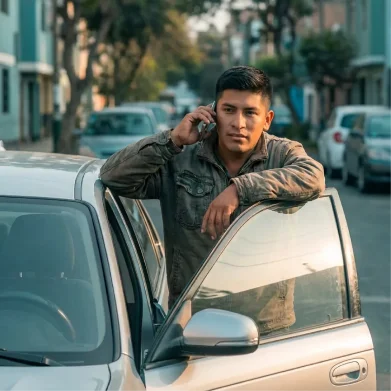 Conductor llamando por teléfono a Pacífico Seguros para asesorarse sobre un accidente de auto