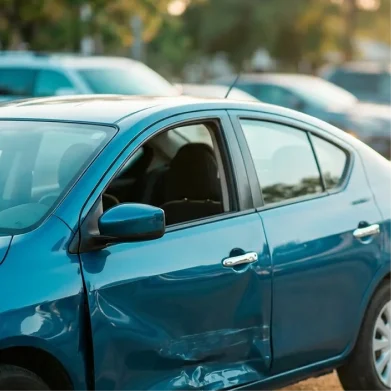 Auto con daños en la puerta, representando el soporte que da Pacífico en caso de choque