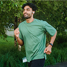 Hombre corriendo en la ciudad con ropa deportiva.