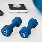 Pesas pequeñas y accesorios de ejercicio en una toalla.