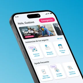 Celular mostrando beneficios y descuentos adicionales al seguro vehicular auto efectivo