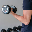 Persona levantando una mancuerna en el gimnasio