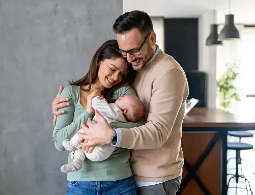 Familia abrazando a su hijo en casa, reflejando la protección y tranquilidad que ofrece el Seguro Oncológico de Pacífico.