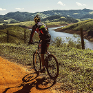 Primer plano de una bicicleta de montaña, haciendo referencia a deportes al aire libre.